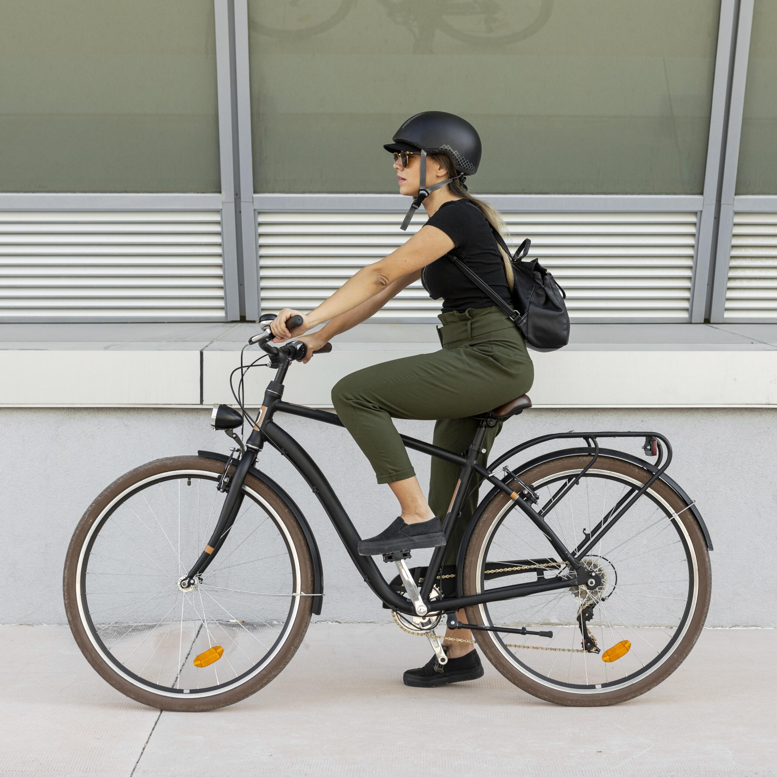 full-shot-woman-wearing-helmet